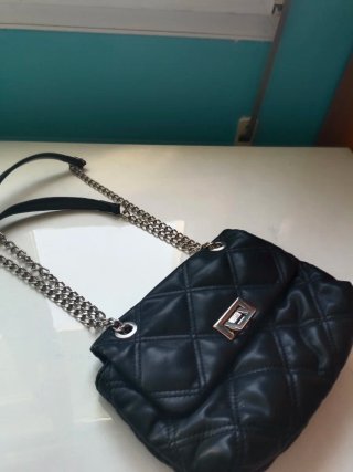 Bolso negro acolchado con cadena