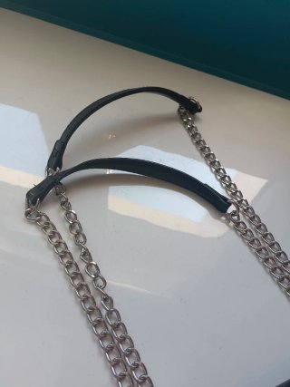 Bolso negro acolchado con cadena