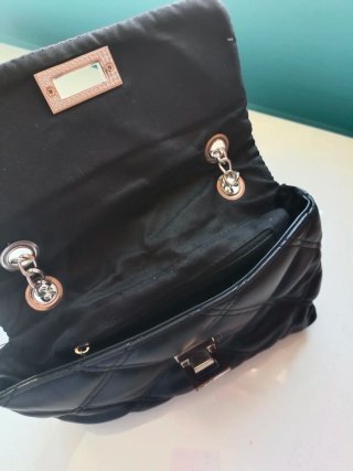 Bolso negro acolchado con cadena