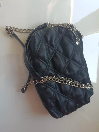 Bolso negro acolchado con cadena