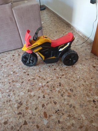 Moto infantil roja y amarilla