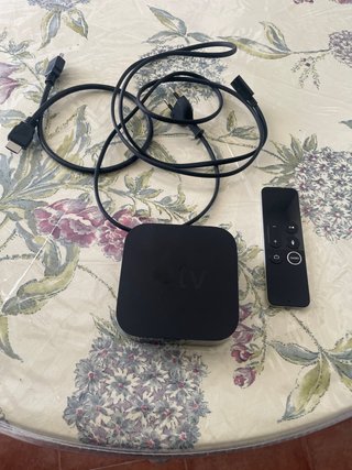 Apple TV 4K con mando y cables