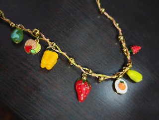 Collar dorado con frutas y cuentas