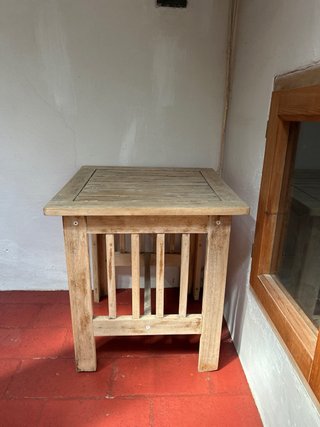 Mesita auxiliar de madera