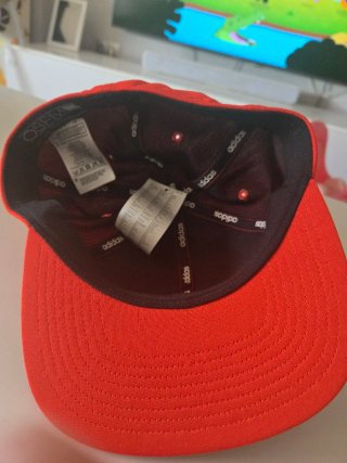 Gorra Adidas Roja y Negra