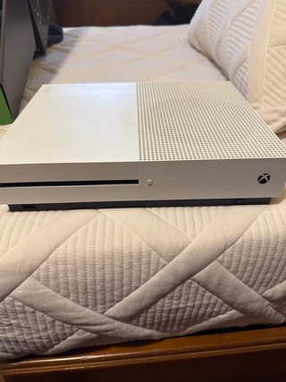 Xbox One S + 2 Mandos