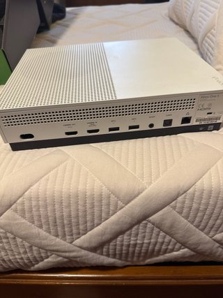 Xbox One S + 2 Mandos