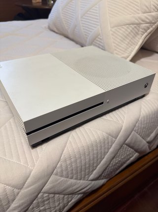 Xbox One S + 2 Mandos