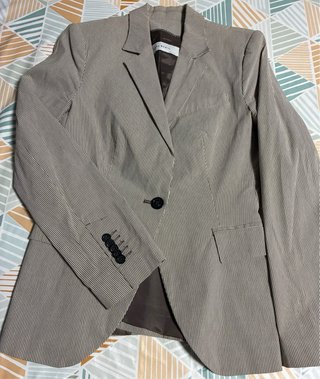 Traje Zara rayas beige y blanco