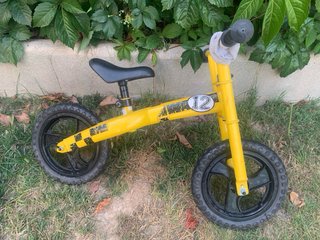 Bicicleta infantil amarilla