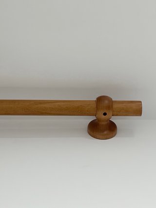Barra de madera y cortina