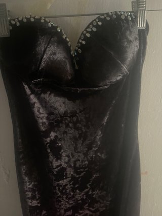 Vestido largo negro con pedrería