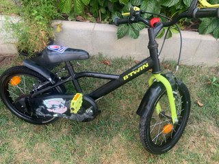 Bicicleta infantil verde y negra