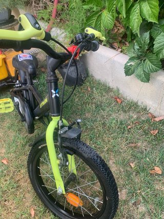 Bicicleta infantil verde y negra
