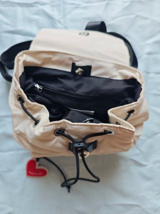 ​Mochila Parfois Beige de Nylon y Llavero Corazón
