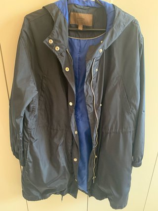 Parca azul con capucha
