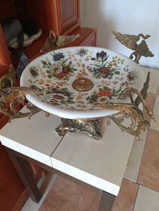 Frutero de porcelana con cisnes
