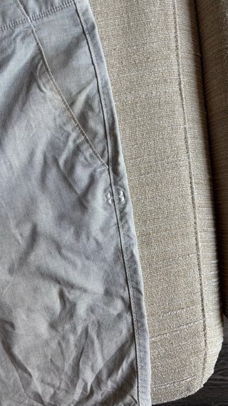 Pantalón corto Under Armour gris hombre.