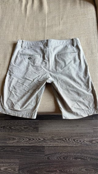 Pantalón corto Under Armour gris hombre.