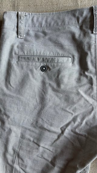 Pantalón corto Under Armour gris hombre.