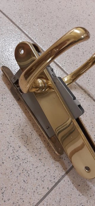 Pomo de puerta TESA latón