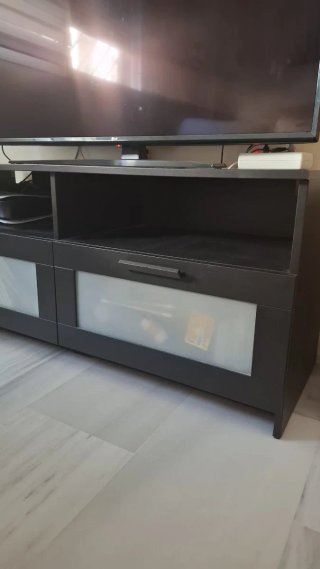 Mueble TV Ikea Negro Madera y translucido.