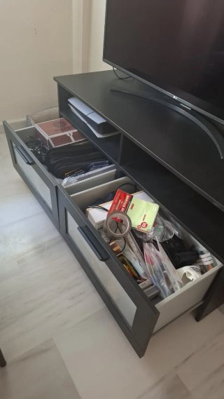 Mueble TV Ikea Negro Madera y translucido.
