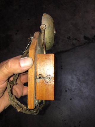 Timbre antiguo de madera y metal