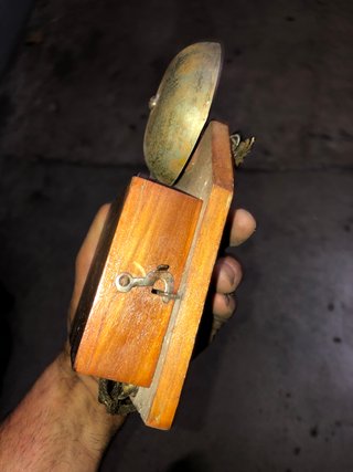 Timbre antiguo de madera y metal