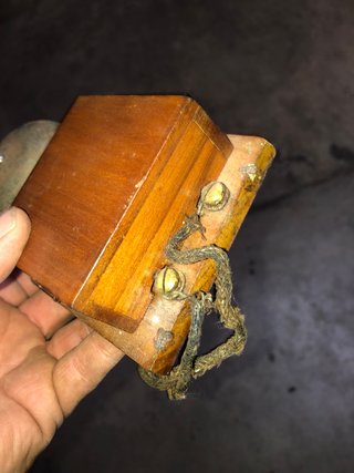 Timbre antiguo de madera y metal