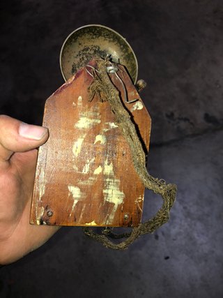 Timbre antiguo de madera y metal