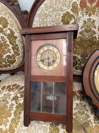 Reloj de péndulo antiguo con llave