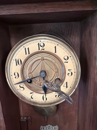 Reloj de péndulo antiguo con llave