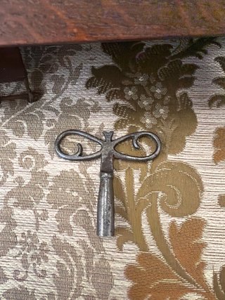 Reloj de péndulo antiguo con llave