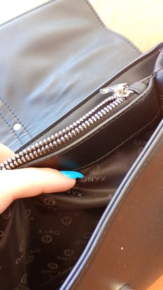 Pochette nera con logo