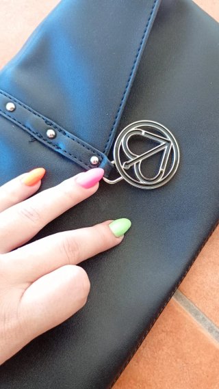 Pochette nera con logo
