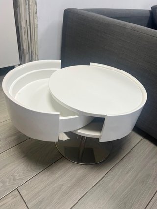 Mesa auxiliar redonda blanca y plateada