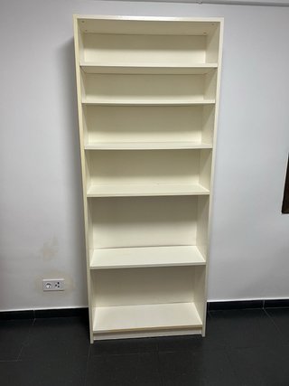 Librería blanca de madera