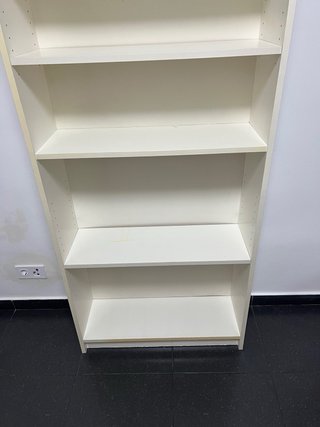Librería blanca de madera