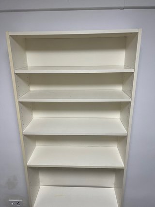 Librería blanca de madera