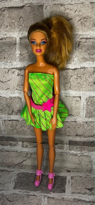 Bambola Barbie con vestito verde e scarpe rosa