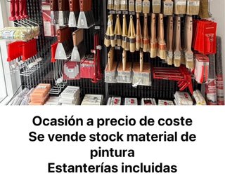 Stock material de pintura con estanterías