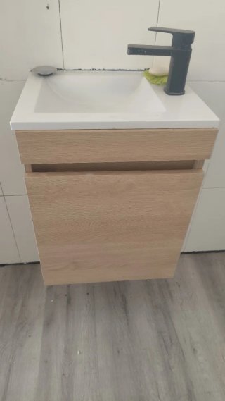 Mueble de baño madera y blanco con espejo