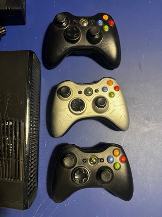 Xbox 360 con 3 mandos y cargador