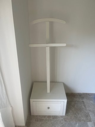 Perchero de pie con cajón