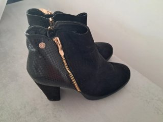 Botines tacón negros con cremallera dorada