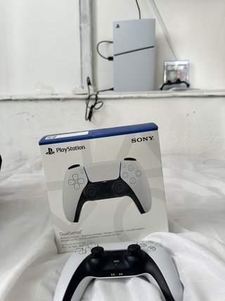 PlayStation 5 con 2 mandos y FC26