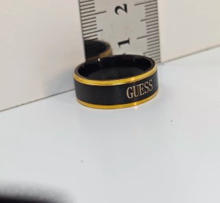 Anillo Guess Negro y Dorado