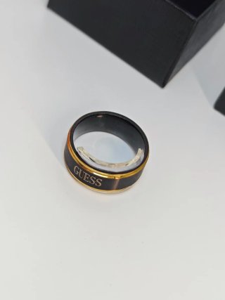 Anillo Guess Negro y Dorado