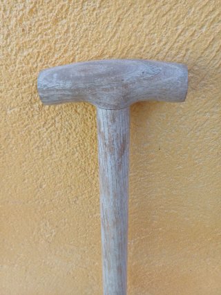 Pala de jardinería con mango de madera